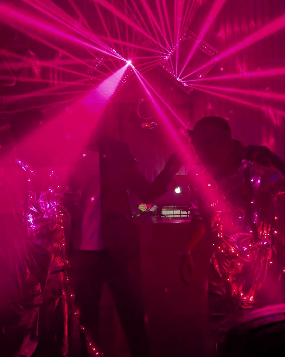 Clubatmosphäre bei Nacht, Laser über dem DJ-Pult